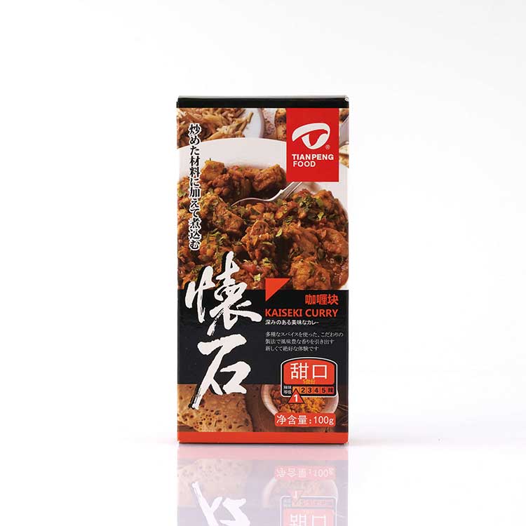 ένας ασιατικός λιχουδιάς ιαπωνικός κύβος κάρυ 100g με πικάντικες γεύσεις διαφορετικής ποιότητας